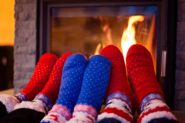Perhe villasukka lämpeneminen jalat
 - Valokuva, kuva