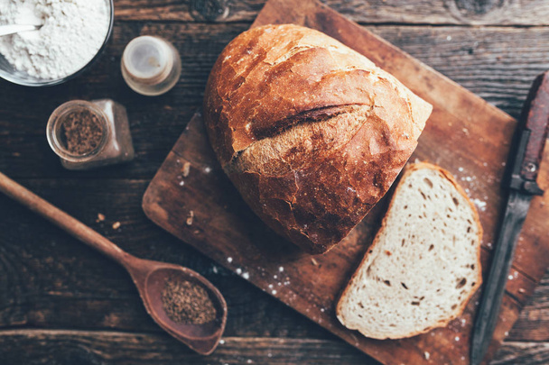 Delicious fresh bread on wooden background - Foto, Imagen
