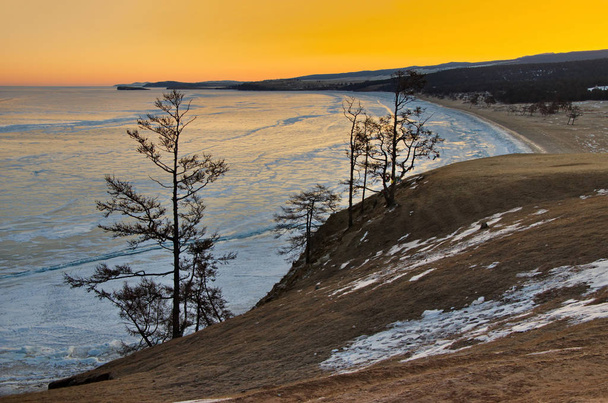 Rusland. Het Baikalmeer. Ochtendgloren op Cape Burhan van Olkhon island. - Foto, afbeelding