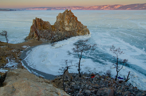 ロシア。バイカル湖。モンゴルへ島の岬 Burhan の夜明け. - 写真・画像
