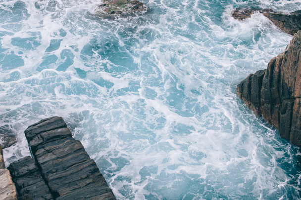 κυματιστή θάλασσα με τα βράχια στην ακτογραμμή σε Ριοματζόρε, Ιταλία  - Φωτογραφία, εικόνα