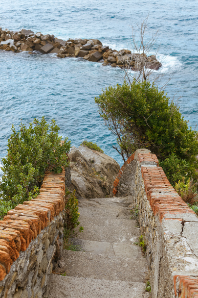 alte treppen und schöne meerlandschaft mit steinen in riomaggiore, italien - Foto, Bild