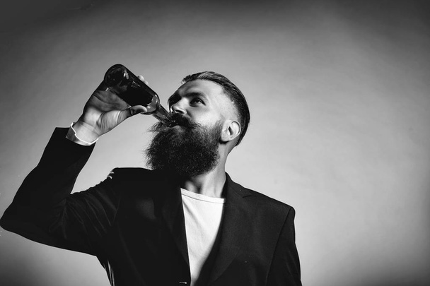 Bearded man with beer bottle - Фото, зображення