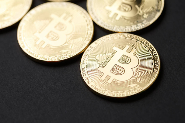 Bitcoin moeda de ouro e gráfico de fundo
. - Foto, Imagem