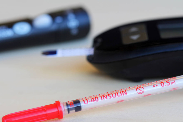 Diabetes - jeringa de insulina y glucómetro
 - Foto, Imagen