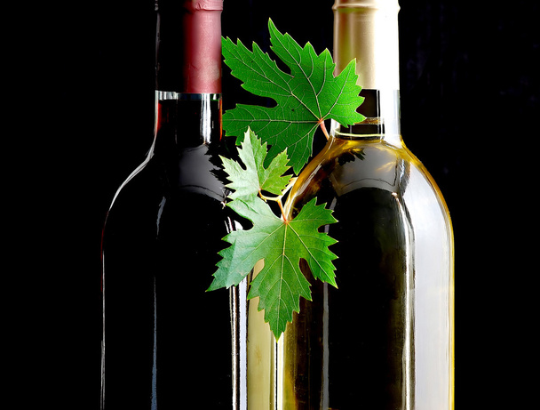 Botellas de vino tinto y blanco
 - Foto, imagen