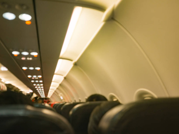 imagem turva do interior do avião, do passageiro de embarque de voo da aeronave para o seu lugar, voar para o destino
  - Foto, Imagem