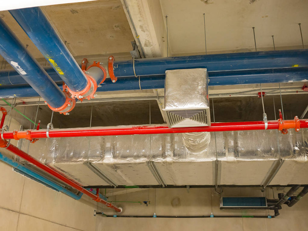 soffitto aperto in costruzione. molti tubi su sush soffitto come tubo fognario, tubi di aria condizionata, tubo estintore, Tubi dell'acqua, irrigatore
 - Foto, immagini