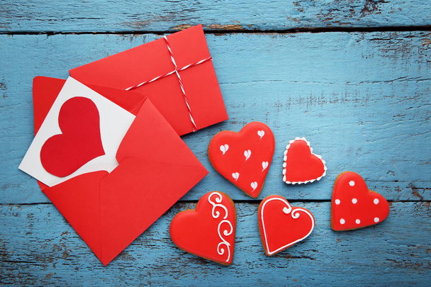 Galletas de San Valentín caseras con sobres en mesa de madera
 - Foto, Imagen