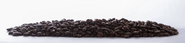 grãos de café isolados em fundo branco close-up
 - Foto, Imagem