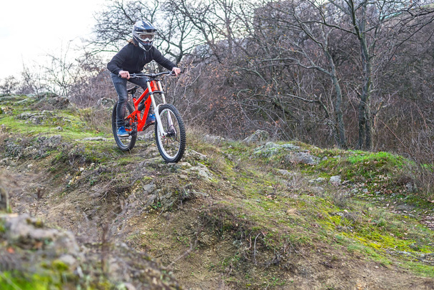 Kayalık arazi profesyonel bisikletçi Dağ bisiklet sürmek. - Fotoğraf, Görsel