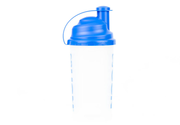 Batido de proteína / esportes garrafa misturador de nutrição em um fundo branco
 - Foto, Imagem