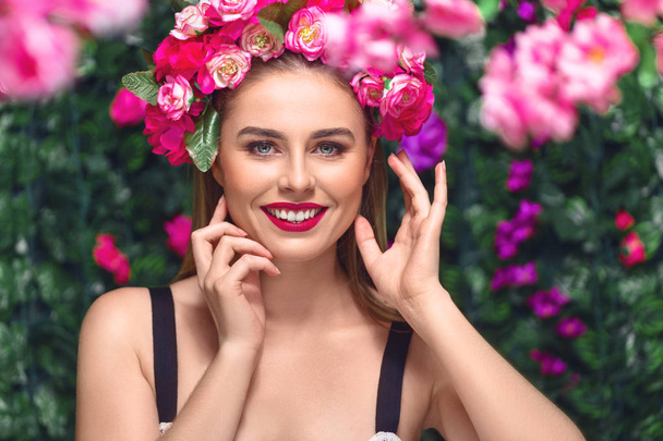 Beautiful woman with flowers wreath - Foto, Imagen