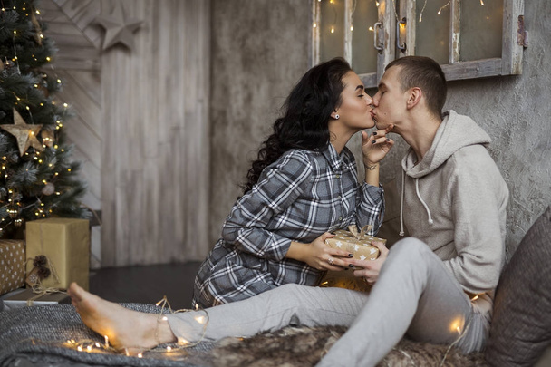Falimy, love, winter, holidays - happy couple at christmas decorations - Foto, imagen