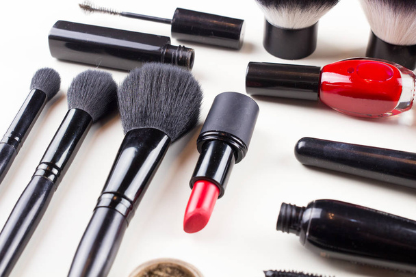 Ensemble de maquillage de cosmétiques avec brosses, poudre et rouge à lèvres est isolé sur un blanc
 - Photo, image