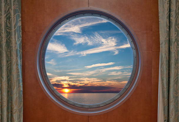 舷窓を通じて夕日 - 写真・画像