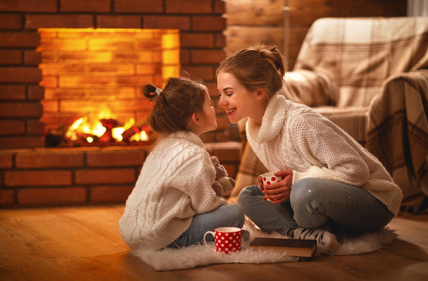 rodina Matka a dítě pít čaj a směje se na zimu i - Fotografie, Obrázek
