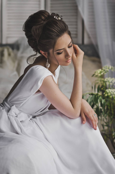 Portrait of a beautiful girl in a long white dress 8765. - Zdjęcie, obraz