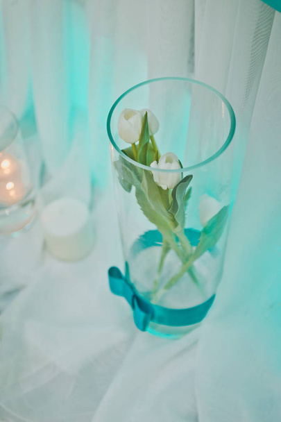 Τα μικροσκοπικά άσπρα τριαντάφυλλα σε γυάλινα βάζα 8793. - Φωτογραφία, εικόνα