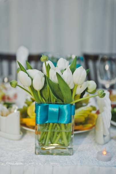 A bouquet of white roses as an element of holiday table decorati - Φωτογραφία, εικόνα