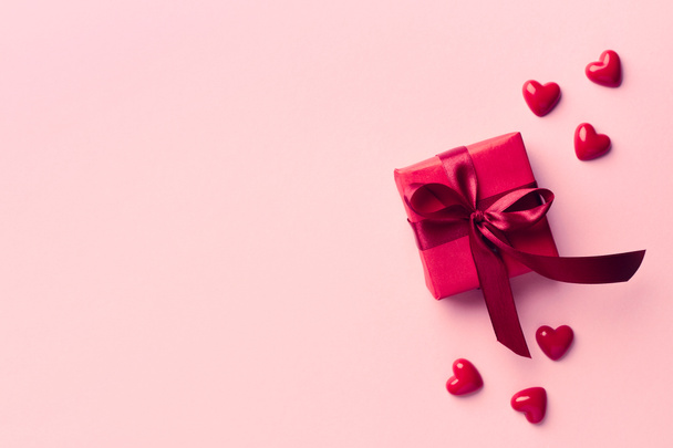 Boîte cadeau rouge sur fond rose - Photo, image