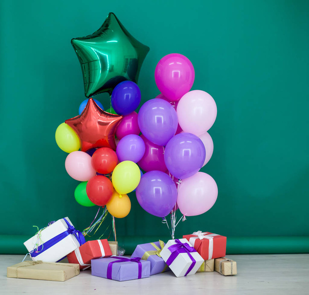 tatil hediyesi ile farklı renkteki balonları - Fotoğraf, Görsel
