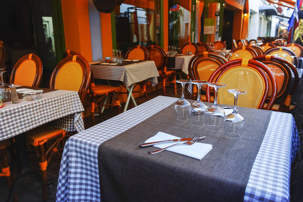 Tradycyjna kawiarnia French street w Prowansji, tabele są rozliczane lunch lub kolację z winem, nikt nie - Zdjęcie, obraz