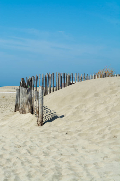 フランスのラングドック海岸であるLe Grau du Roiの素敵な白い砂浜は、ポートカマルグ近くのPlage de l'Espiguetteとして知られています - 写真・画像
