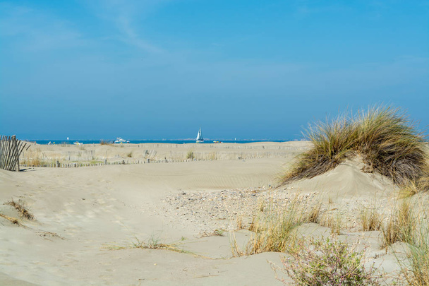 Nice praia de areia branca em Le Grau du Roi, costa Languedoc da França, é conhecida como Plage de l 'Espiguette perto de Port Camargue
 - Foto, Imagem