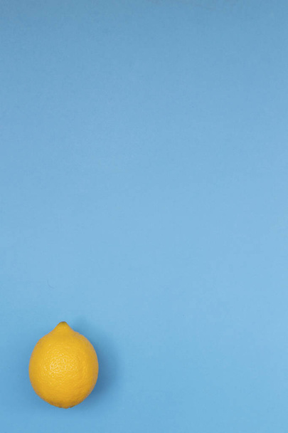 Top view of colorful fruit pattern of fresh lemon on blue background - Foto, Imagem