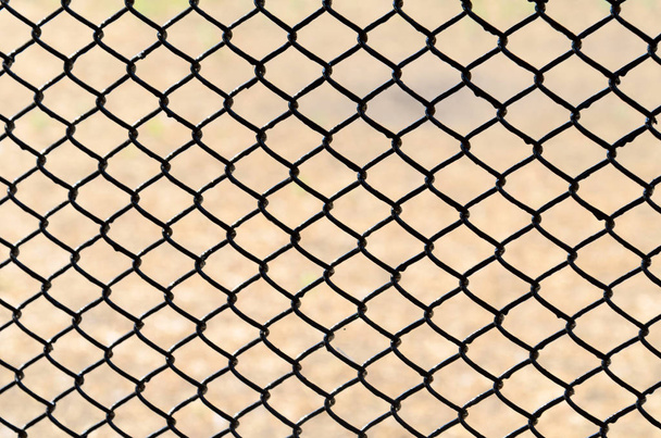 Metalldrahtgeflecht (Maschendraht) Zaun rund, geringe Schärfentiefe  - Foto, Bild