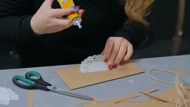 Επαγγελματική γυναίκα διακοσμήτρια, σχεδιάστρια που εργάζεται με χαρτί Kraft - Πλάνα, βίντεο