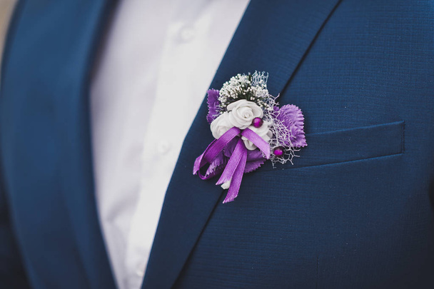 A corsage of small flowers on the chest of the groom 9374. - Foto, Imagem