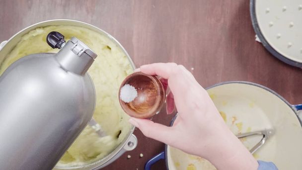 Stap voor stap. Voorbereiding van Amerikaanse stijl romige aardappelpuree met keuken mixer. - Foto, afbeelding