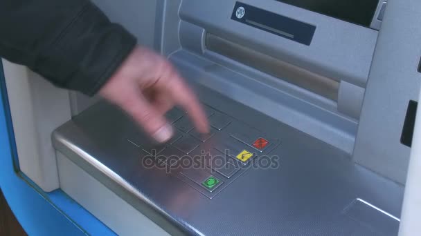  ręką człowieka wypychanie kod pin na klawiaturze numerycznej. na maszyny automatyczne teller - Materiał filmowy, wideo