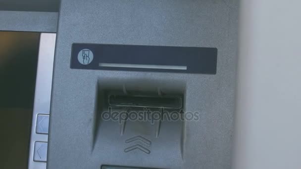 mão mulher leva um cartão bancário de um caixa de máquina automática
 - Filmagem, Vídeo