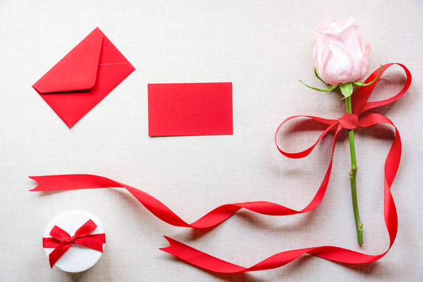 Fleur et cadeau avec une carte de message et lettre
 - Photo, image