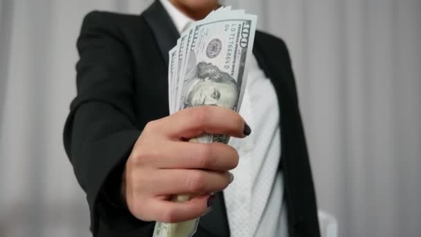 Üzletasszony megjelenítése készpénz terjedését - Felvétel, videó