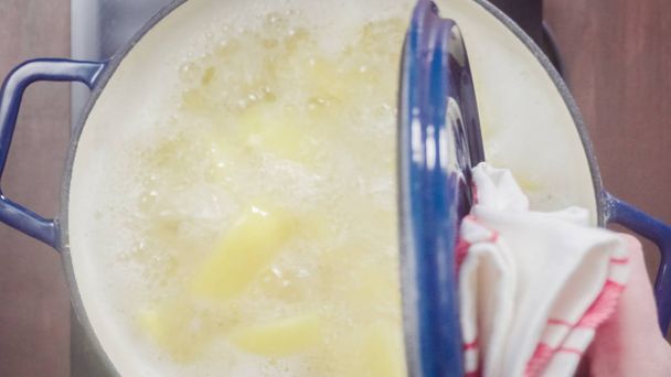 Lépésről lépésre. Forró burgonyát tejszínes krumplipürét, a holland sütő. - Fotó, kép