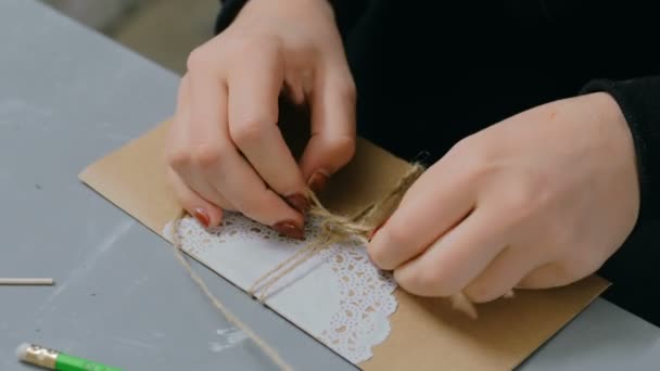 Профессиональная женщина-декоратор работает с крафтовой бумагой и оберточным конвертом
 - Кадры, видео