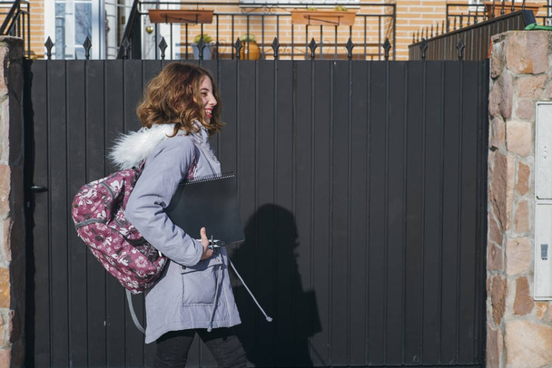 Nastoletni Dziewczyna student na ulicy, idzie do szkoły - Zdjęcie, obraz