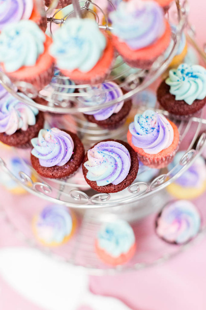 Десерты для вечеринок и торт на вечеринке в честь дня рождения маленькой девочки
. - Фото, изображение