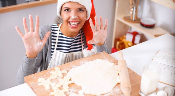 Woman making christmas cookies in the kitchen - Valokuva, kuva