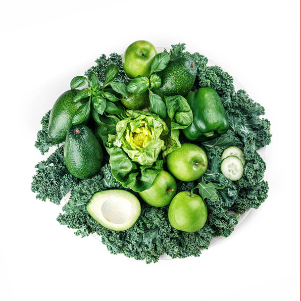 Ympyrä vihreitä hedelmiä ja vihanneksia eristetty valkoisella taustalla ylhäältä
 - Valokuva, kuva
