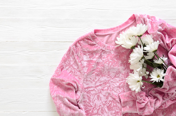 Moda damska (velvet różowy sweter) i kwiaty na woo - Zdjęcie, obraz