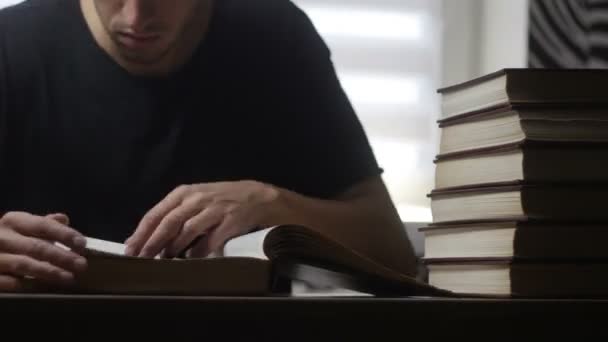 Timelapse do homem lê livro na biblioteca
 - Filmagem, Vídeo