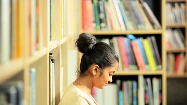 India enfoque femenino en examen de lectura tableta
 - Imágenes, Vídeo