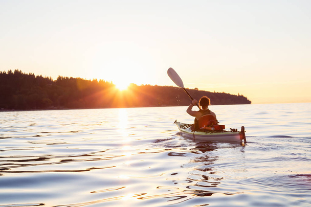 Girl Kayaking during Sunset - Valokuva, kuva