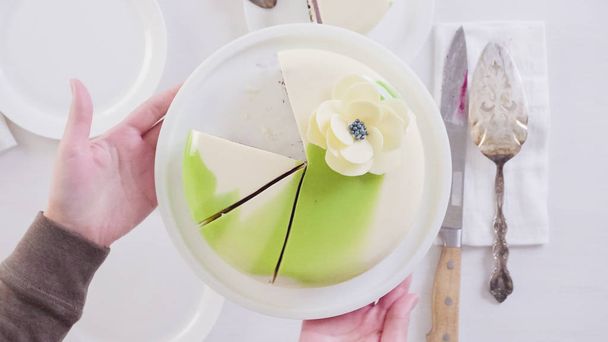 Gâteau en mousse avec glaçure miroir
 - Photo, image