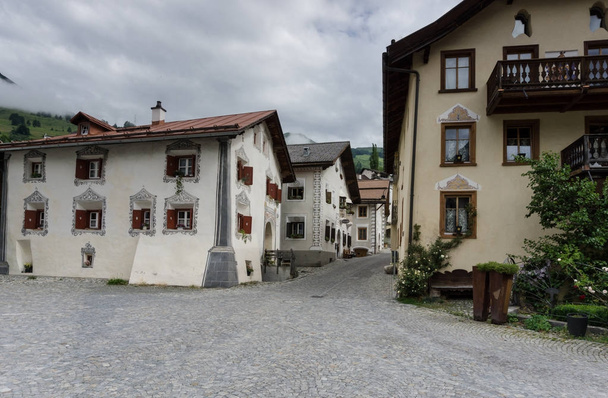 plaza de un pueblo alpino típico en el valle de Engadin en los Alpes suizos
 - Foto, Imagen